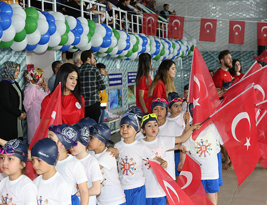 23 Nisan Yüzme Müsabakalarında Minikler Kıyasıya Yarıştı