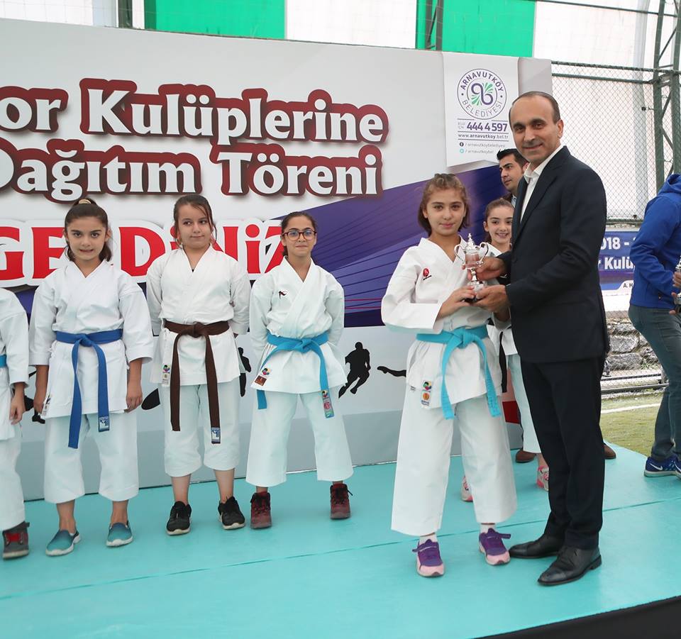 Belediye Başkanımız A. Haşim Baltacı'dan Sporcularımıza Ödül