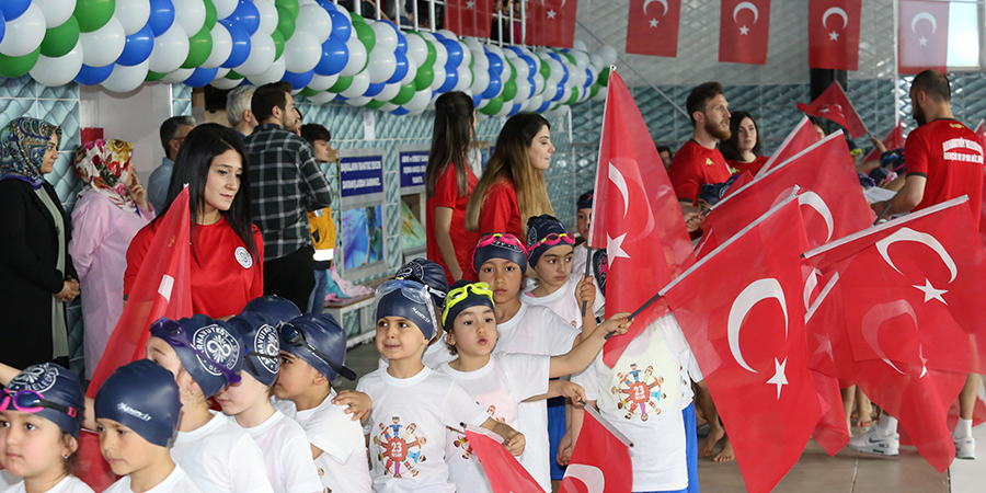 23 Nisan Yüzme Müsabakalarında Minikler Kıyasıya Yarıştı