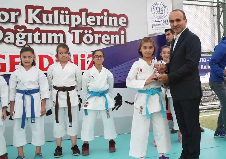 Belediye Başkanımız A. Haşim Baltacı'dan Sporcularımıza Ödül