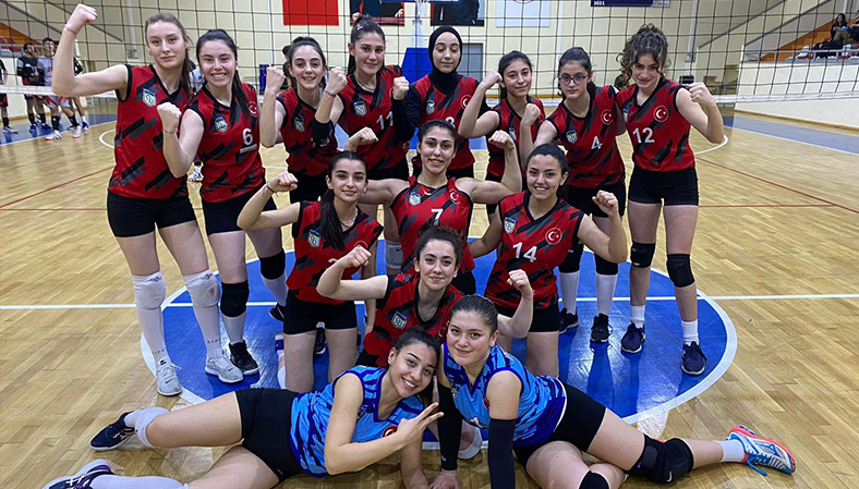 Genç Kız Voleybol Takımımız Küçükçekmece'ye Set Vermedi