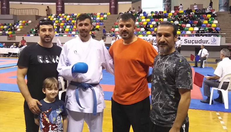 Karate Antrenörümüz Bedri Silen Veteranlar Müsabakalarında Şampiyon Oldu 