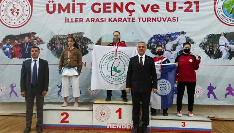 Sakarya'da Zeynep Aykul ve Ahmet Fırat Bozdemir'den Bronz Madalya